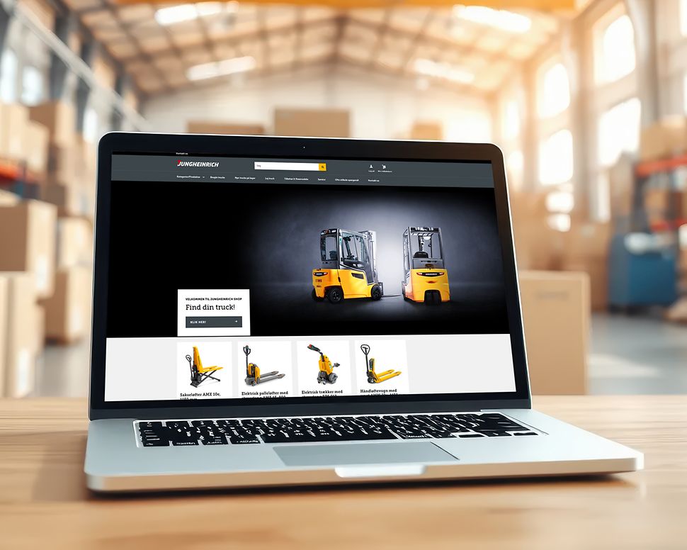 Bærbar computer med screenshot af Jungheinrichs webshop står på en bænk på et lager.