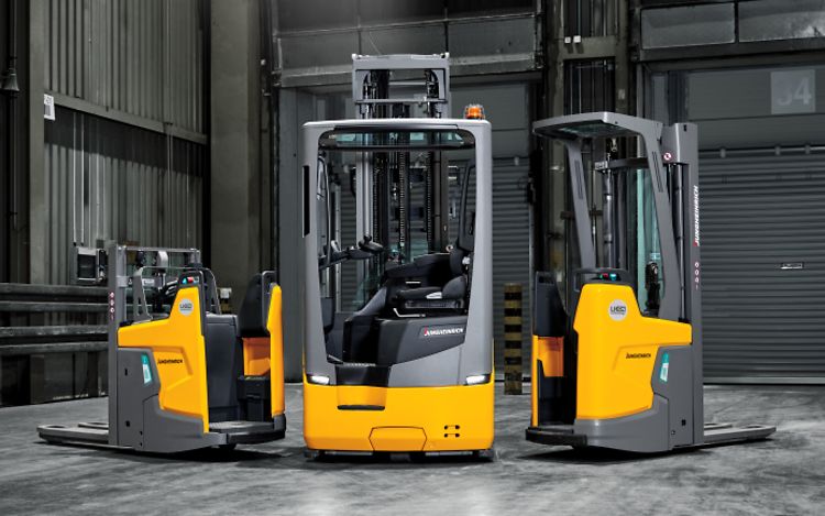 Tre trucks fra Jungheinrich med integreret lithium-ion batteri.