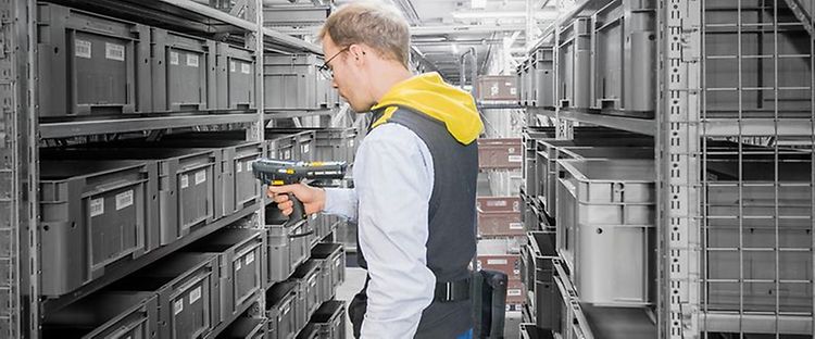 Man står i lager med streckkodsläsare från Jungheinrich 