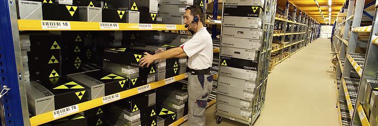 Man plockar varor med röstplockning (pick-by-voice) från Jungheinrich