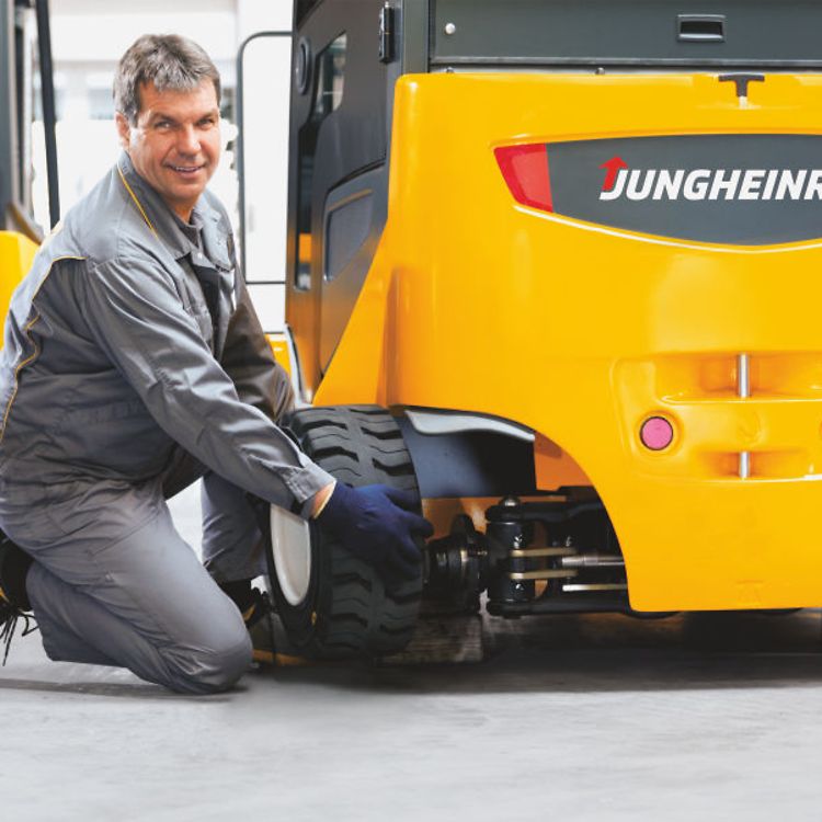 บริการเปลี่ยนยางรถโฟล์คลิฟท์