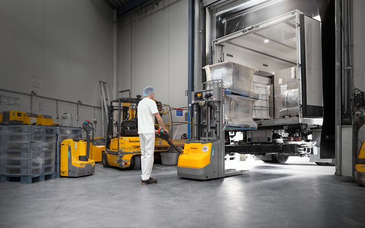 warehouse-pallet-truck