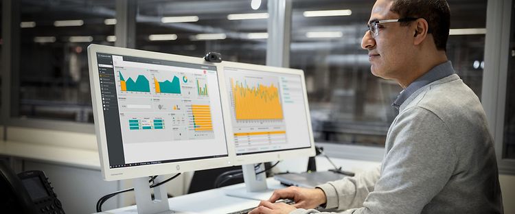 Mand sidder ved en computer med WMS-system fra Jungheinrich.