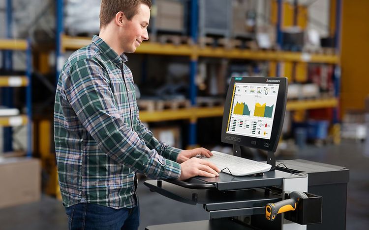 Mand står på lageret ved arbejdsstationen fra Jungheinrich.