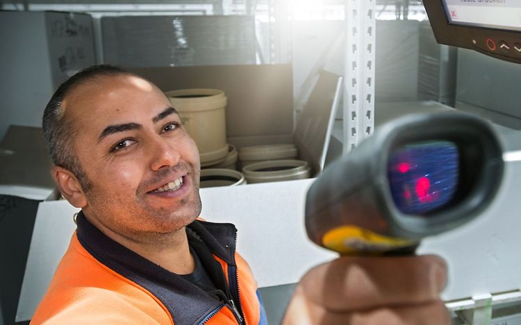 Mand i et lager holder en stregkodelæser fra Jungheinrich