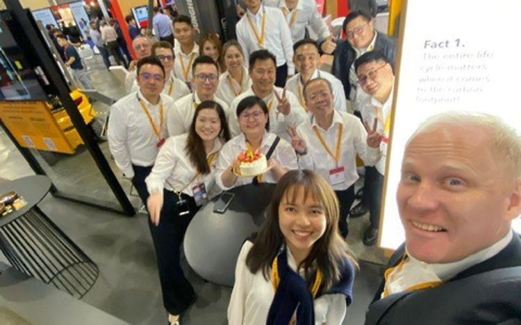 Benedict Kothe with some Jungheinrich team members