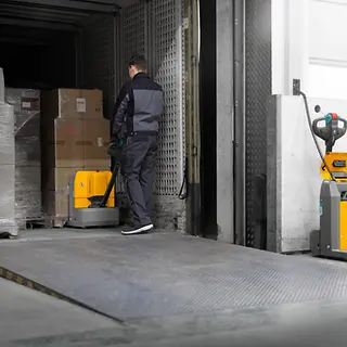 Niederhubwagen_Operation_--_ AME15-Rampe_MAM-66881.webp