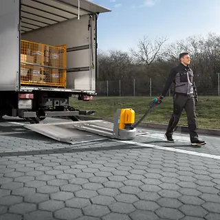 Niederhubwagen_Operation_--_ AME15-LKW_MAM-66893.webp