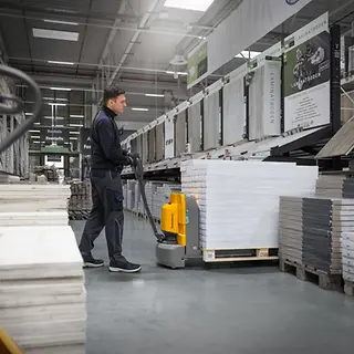 Niederhubwagen_Operation_--_ AME15-Auslagern_MAM-66885.webp