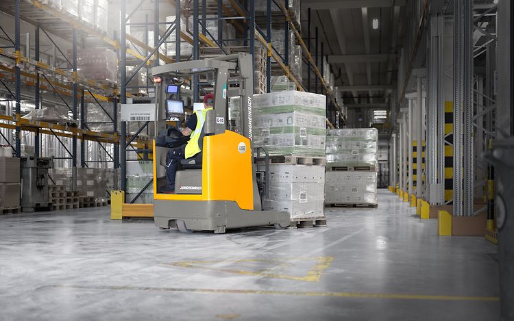 Jungheinrich ETV reach truck på Werner & Mertz' lager i Tyskland.