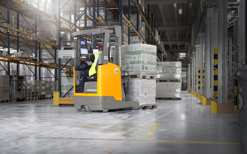 Jungheinrich ETV reach truck på Werner & Mertz' lager i Tyskland.