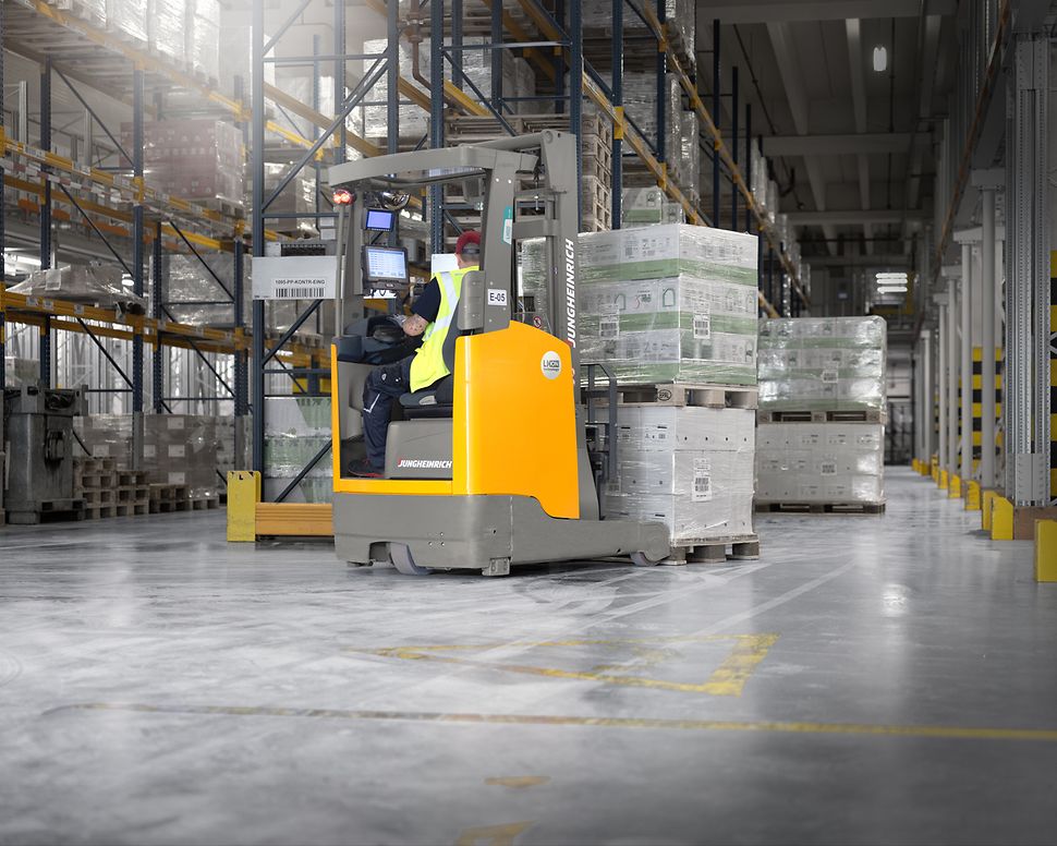 Jungheinrich ETV reach truck på Werner & Mertz' lager i Tyskland.