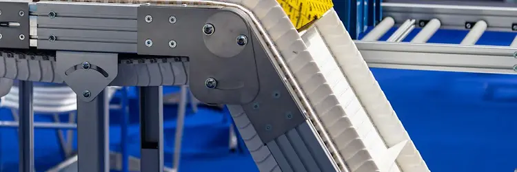 สายพานลำเลียงแบบมีปีก หรือบั้ง Cleated Belt Conveyor