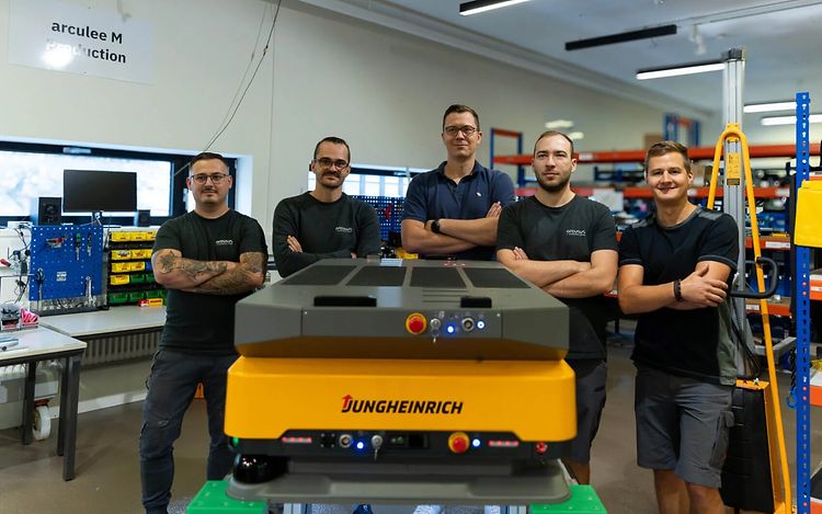 Part of the production team of arculus arculee M