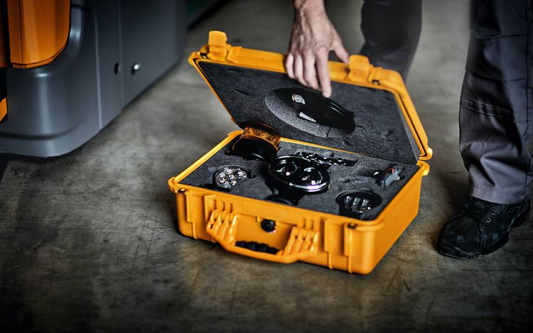 ชิ้นส่วนอะไหล่ที่เย็บกระดาษบนเวที