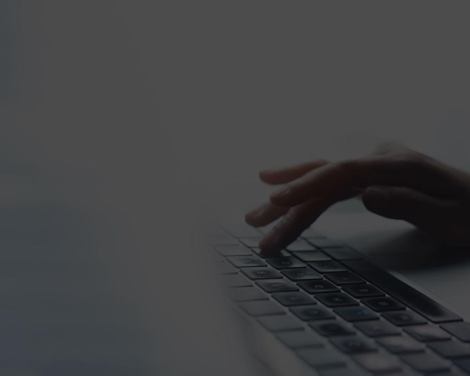 Eine Hand tippt auf einer Tastatur etwas ein 