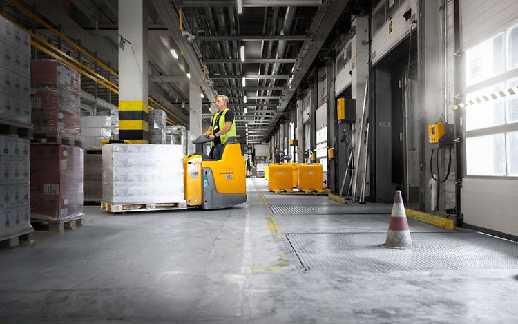 Jungheinrich Fahrzeug ERE230 bei Werner & Mertz im Einsatz