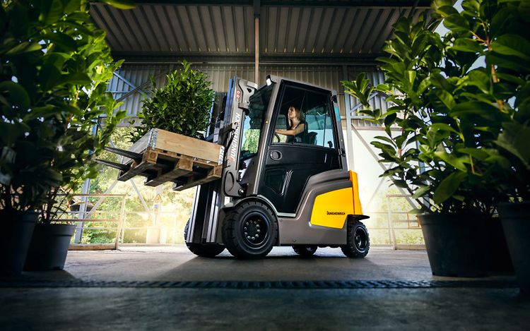 Jungheinrich Elektro-Stapler EFG435 transportiert Pflanzen
