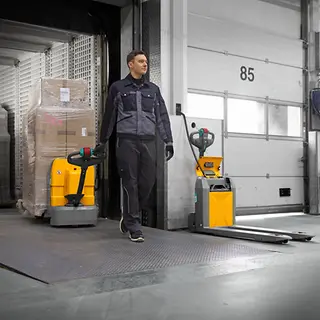 Niederhubwagen_Operation_--_ AME18-Rampe_MAM-66879.webp