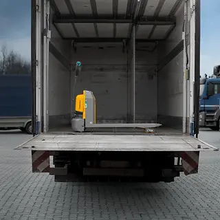 Niederhubwagen_Operation_--_ AME18-LKW_MAM-_66894.webp