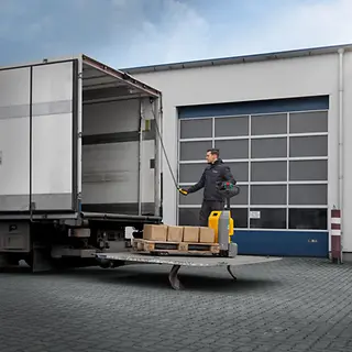 Niederhubwagen_Operation_--_ AME18-LKW-Rampe_MAM-66892.webp