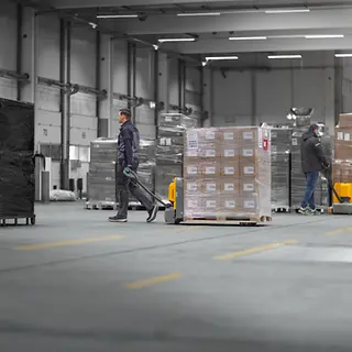 Niederhubwagen_Operation_--_ AME18-Transport-laengere-Wege_MAM-66882.webp