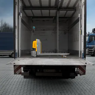 Niederhubwagen_Operation_--_ AME18-LKW_MAM-_66894.webp