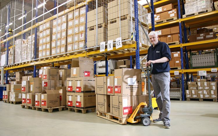 Logo von action medeor mit der Zahl 2025 in den Boden gegossen