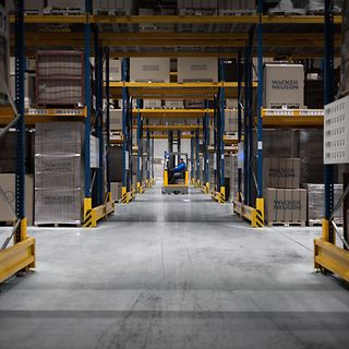 Jungheinrich li-ion heftrucks in magazijn Wacker Neuson