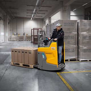 Jungheinrich ERE 225i in magazijn van Wacker Neuson