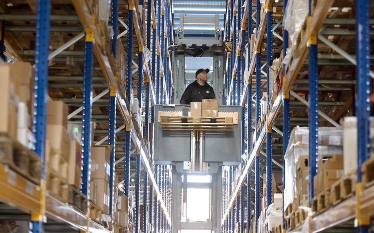 Plocktruck plockar från hylla hos Jungheinrich kundreferense GP Last.