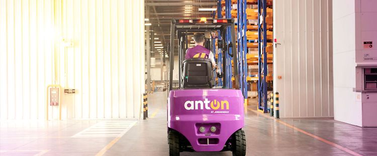 AntOn by Jungheinrich lila gaffeltruck kör in i lager