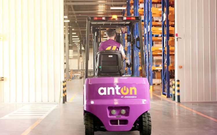 AntOn by Jungheinrich lila gaffeltruck kör in i lager