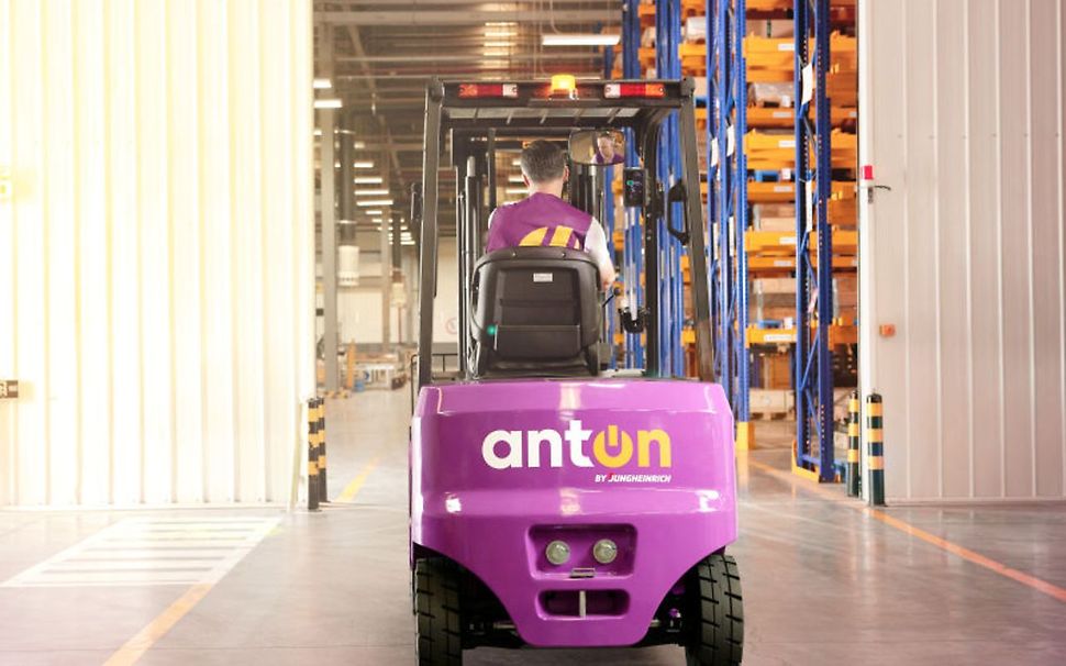 AntOn by Jungheinrich lila gaffeltruck kör in i lager