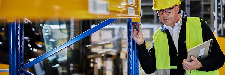 Inspectie van de rekken met een laser