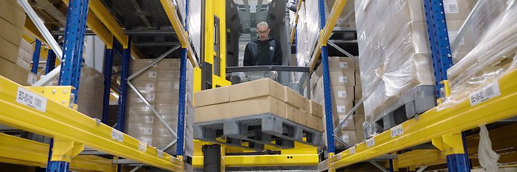 Automatiserade smalgångstrucken EKX används på lagret hos Jungheinrich kundreferens GP Last.