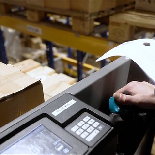 Vy uppifrån från smalgångstrucken EKX hos Jungheinrich kundreferense GP Last.