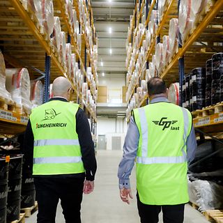 Fredrick Fischer och Paul Andersson går på lagret hos Jungheinrich kundreferens GP Last.