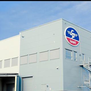 Fasadbild med logotype för Jungheinrich kundreferens GP Last.