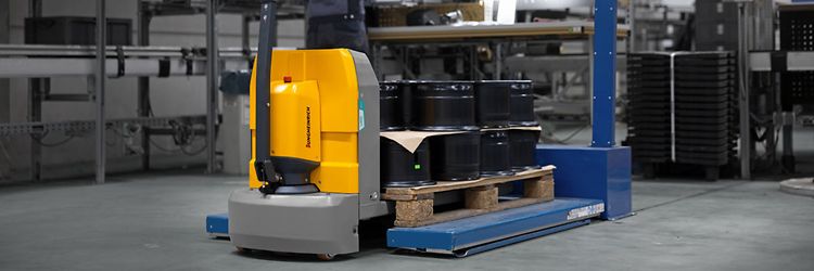 Palleløfter AME Fra Jungheinrich på lageret sammen med mand