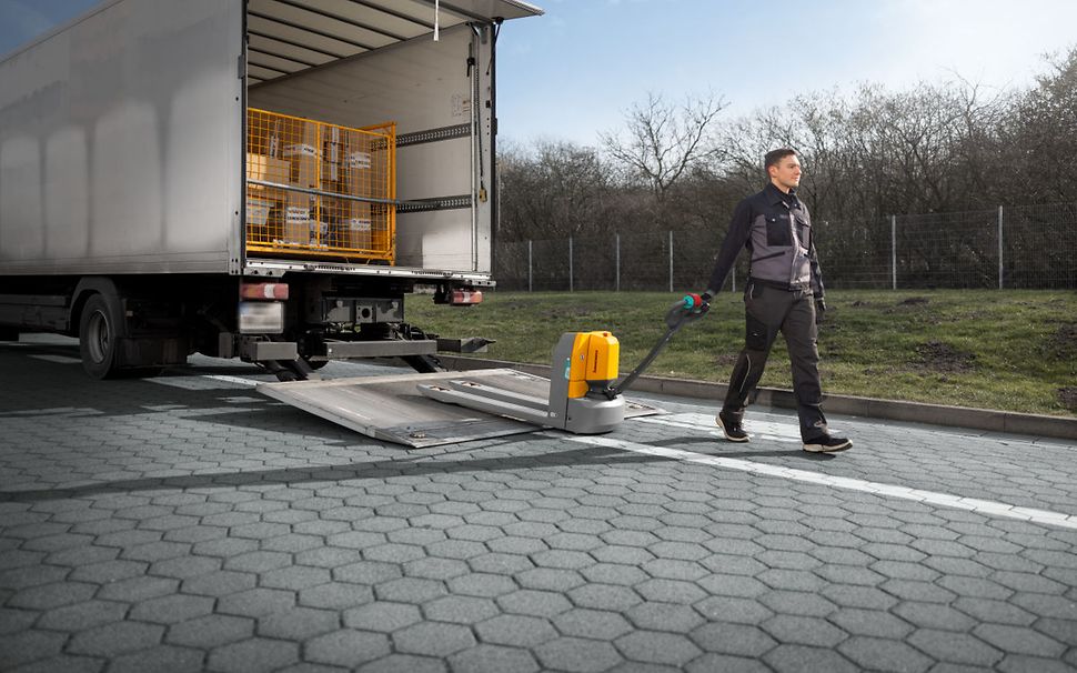 Jungheinrich låglyftare / ledtruck AME används vid avlastning från en lastbil