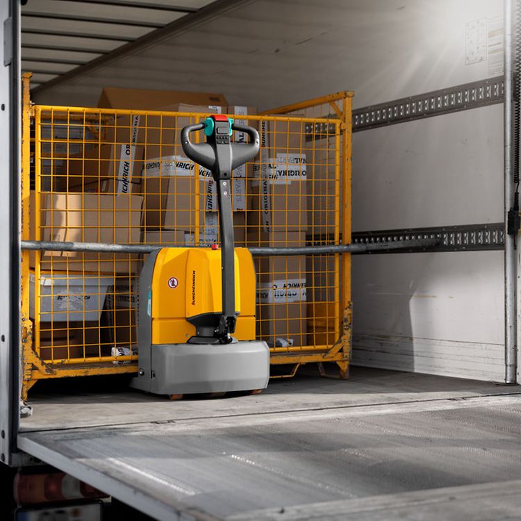 Gul Jungheinrich AME Låglyftare ledtruck på lastbil