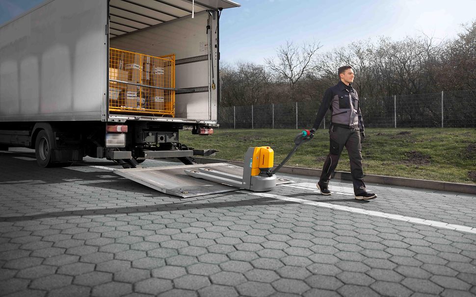 Mand kører med Jungheinrich AME el palleløfter