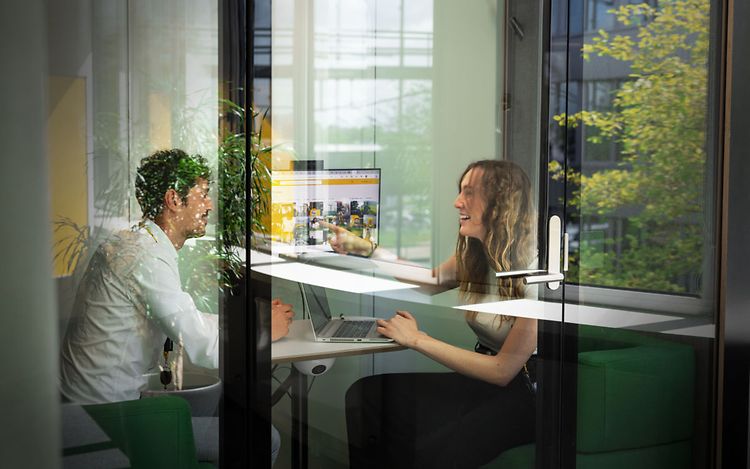 Two employees in a meeting room at Jungheinrich