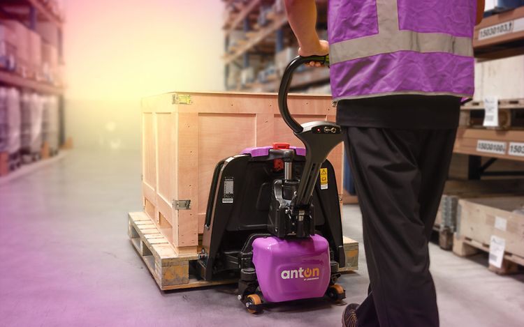 AntOn By Jungheinrich PTL 1.5 med støttehjul på lager med palle på