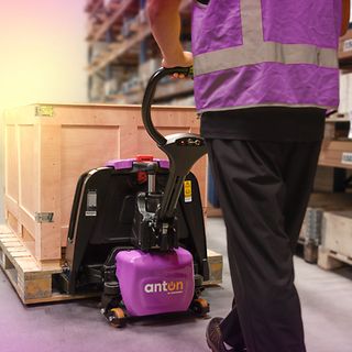 AntOn By Jungheinrich PTL 1.5 med støttehjul på lager med palle på