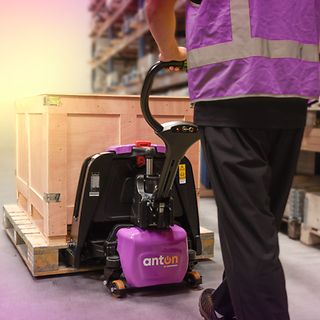 AntOn by Jungheinrich PTL 1.5 med stödhjul på lager med pall på