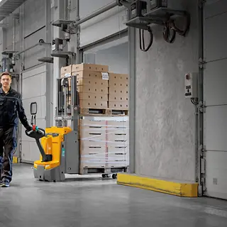 EJD120i_Operation_--_Loading-dock-warehouse_[MAM-68896].webp