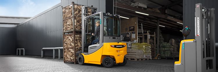 Brugt Jungheinrich el gaffeltruck henter brænde