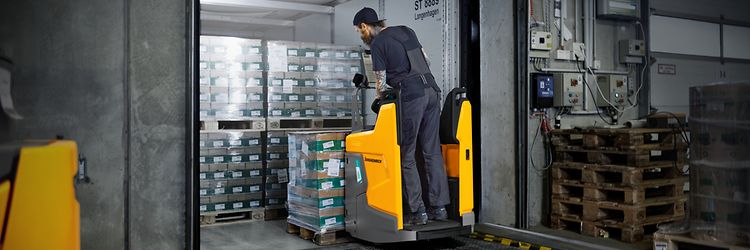 Meerij palletwagen die uitlaadt uit een vrachtwagen